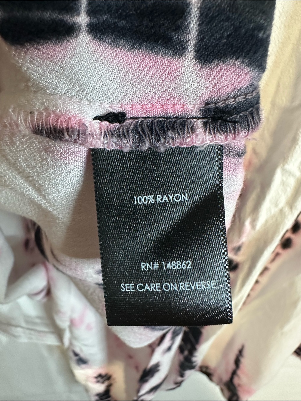 Torrid Pink & Black Tie-Dye Chain Accent V-Neck Top size 1 (14/16) - Picture 4 of 5